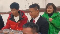 短發新娘不穿婚紗被誤認成伴郎,新郎接親時淡定嗑瓜子迎新娘