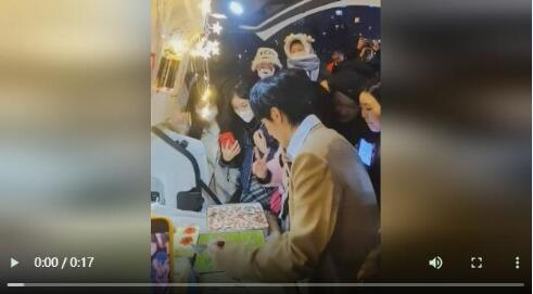 好利來創始人兒子開豪車賣蛋糕