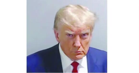 特朗普在監獄自首并拍攝嫌犯大頭照